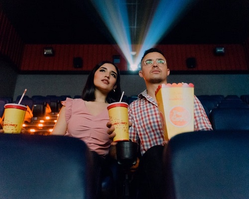 Rekomendasi Film Romantis Barat dan Indonesia yang Cocok Ditonton saat Hari Valentine (ilustrasi sedang menonton film)