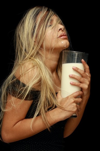 Manfaat Susu Beruang untuk Kesehatan! Wanita Pasti Suka (ilustrasi wanita minum susu)