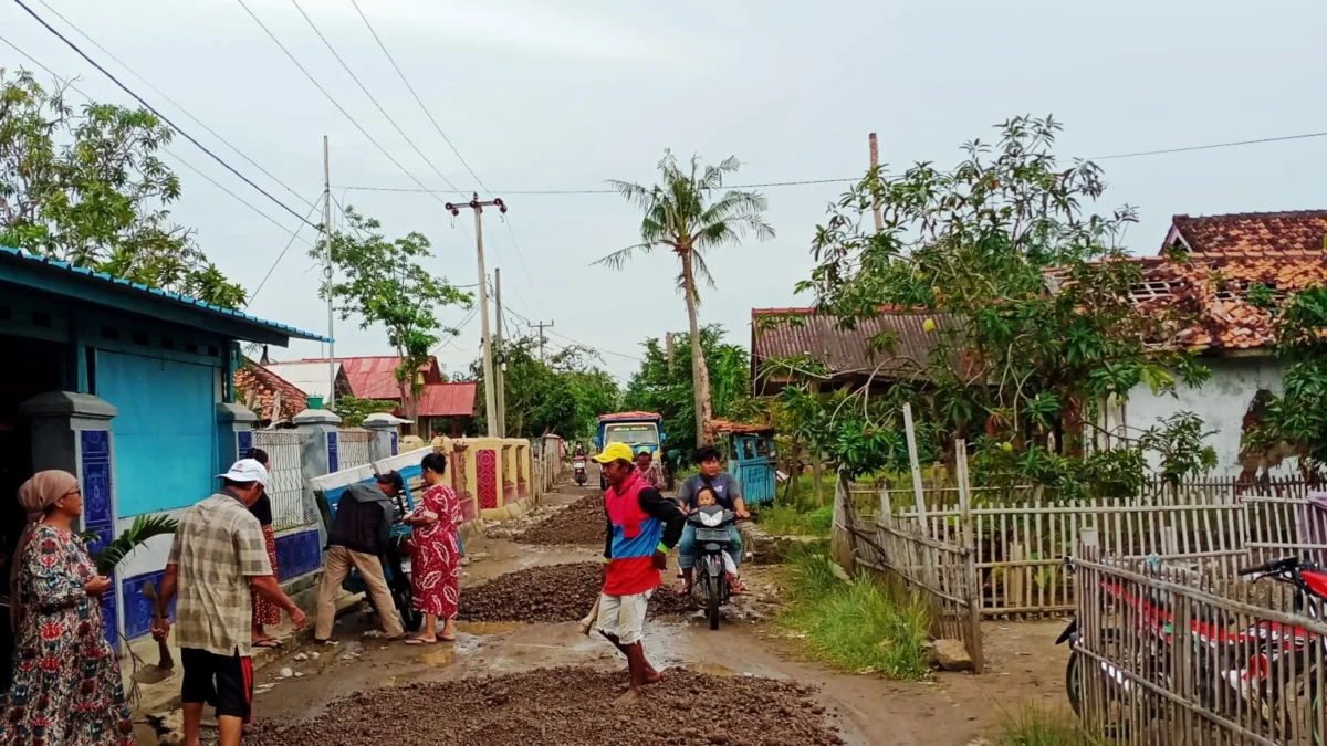 Warga Desa Patimban Perbaiki Jalan Secara Swadaya