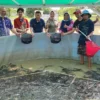 PANEN PERDANA: Pembudidaya Ikan Milenial di Cijengkol berhasil memanen komoditas ikan lele untuk pertama kalinya. FOTO: DOK. PASUNDAN EKSPRES