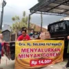 DISTRIBUSI: Penyaluran minyak goreng dengan harga Rp14.000 per liter di Kampung Cibeureum Desa Wangunharja Lembang. EKO SETIONO/PASUNDAN EKSPRES