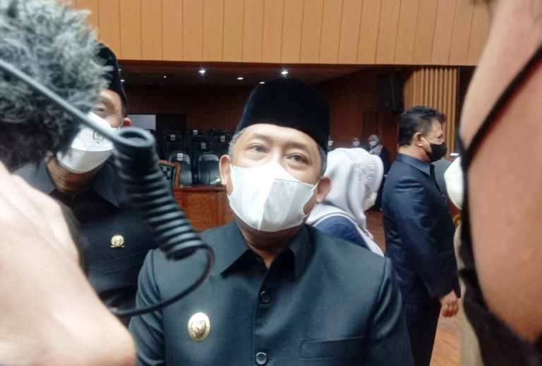 DIWAWANCARAI: Plt Walikota Bandung, Yana Mulyana saat diwawancarai awak media terkait jabatan Wakil Wali Kota Bandung. JABAR EKSPRES