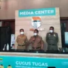 RAPAT TERBATAS: Pelaksana Tugas (Plt) Wali Kota Bandung, Yana Mulyana (tengah) usai menggelar rapat terbatas di Balai Kota Bandung, Selasa (29/3).JABAR EKSPRES