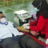 DONOR: Salah seorang karyawan KIIC ikut mendonorkan darah pada kegiatan Donor Darah KIIC CSR Bidang Kesehatan. DEDY SATRIA/PASUNDAN EKSPRES