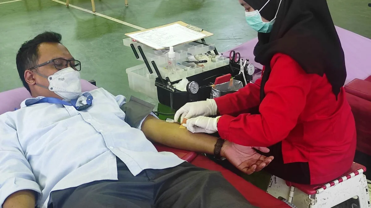 DONOR: Salah seorang karyawan KIIC ikut mendonorkan darah pada kegiatan Donor Darah KIIC CSR Bidang Kesehatan. DEDY SATRIA/PASUNDAN EKSPRES
