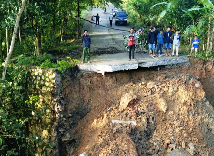 Jembatan Cibayongbong di Maniis Ambles, Warga Desa Sukamukti Terisolir