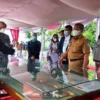 MENINJAU: Walikota Yana Mulyana bersama Menko Marves Luhut binsar Panjaitan saat menghadiri acara peninjauan lokasi IPAL Bojongsoang, Senin (15/3). JABAR EKSPRES
