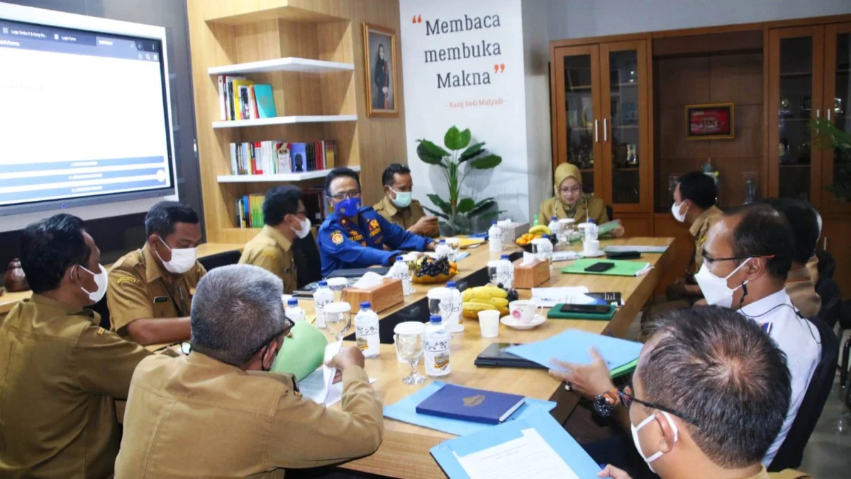 RAKOR: Para Kepala Perangkat Daerah mengikuti rapat koordinasi target pencapaian penadapatan di Kantor Bapenda, Senin (21/3). MALDI/PASUNDAN EKSPRES