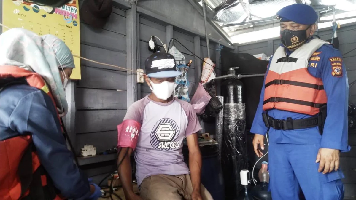GEBYAR VAKSIN: Satpolair Polres Purwakarta melaksanakan gebyar vaksin dengan menyasar warga pesisir dan penjaga kolam jaring apung. ADAM SUMARTO/PASUNDAN EKSPRES