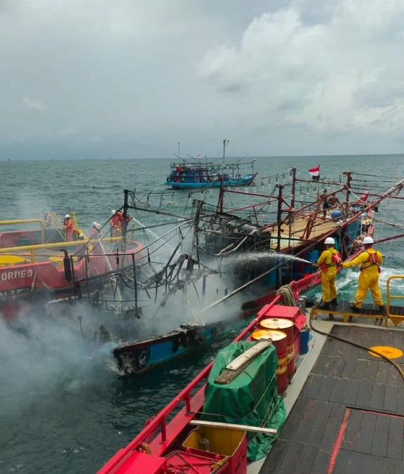 Operasi Penyelamatan Subholding Upstream Regional Jawa Berhasil Padamkan Kebakaran dan Selamatkan Seluruh ABK Kapal Nelayan Cumi