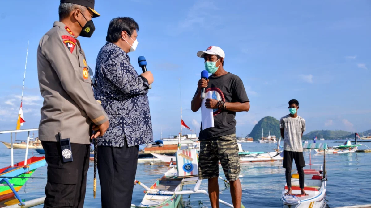 Salurkan Bantuan Tunai Pertama di 2022 Kepada Nelayan, Menko Airlangga Harapkan Dapat Kurangi Kemiskinan Ekstrem di Indonesia