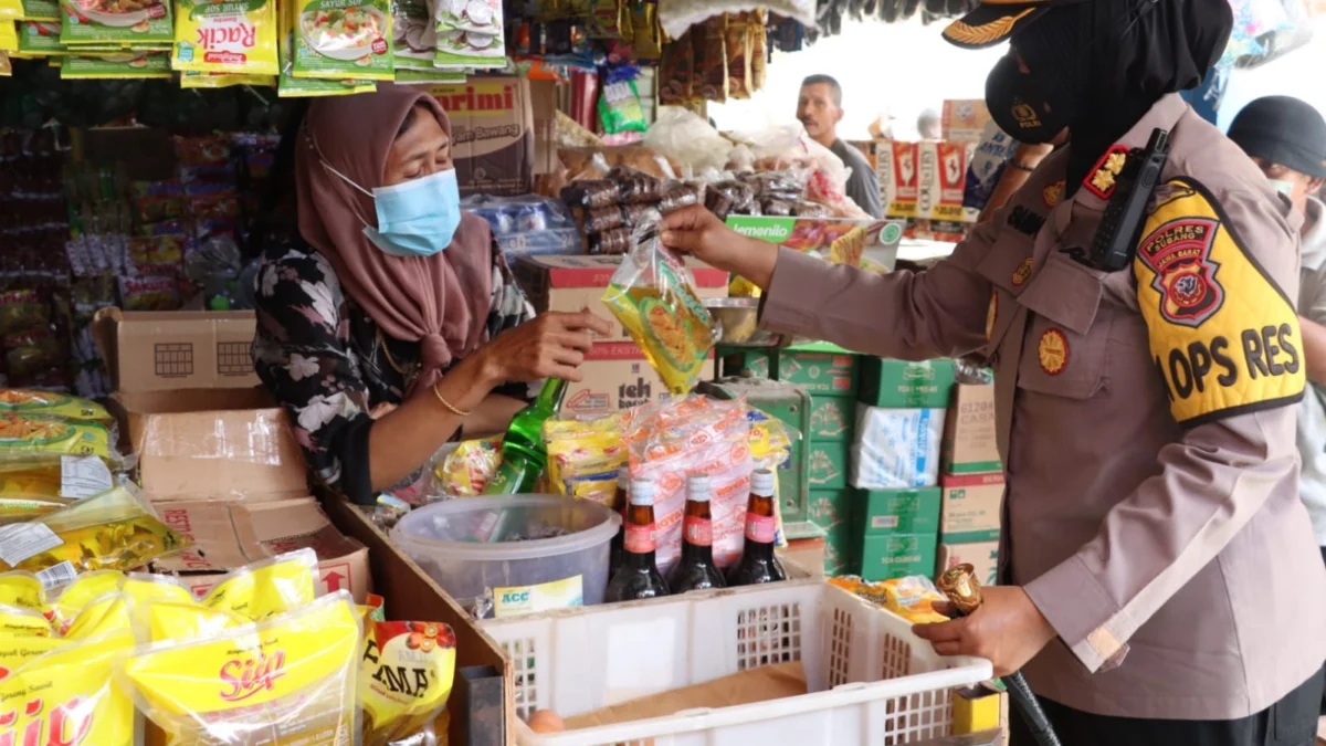 Kapolres Subang Pantau Stok dan Harga Minyak Goreng di Pasar Purwadadi