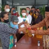 Wakil Gubernur Jabar Uu Ruzhanul Ulum Operasi Pasar Minyak Goreng di Pamanukan