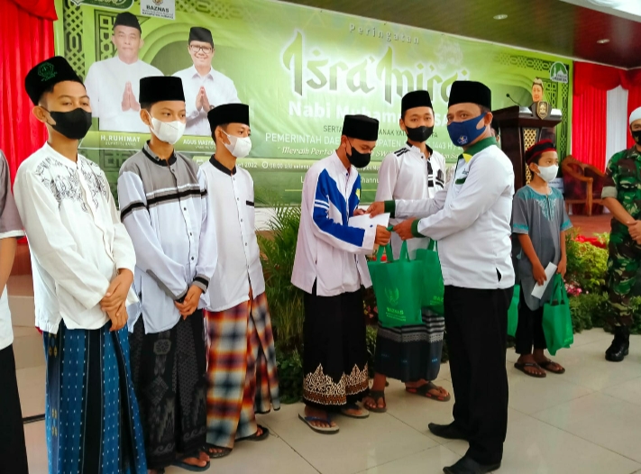 Pemkab Peringati Isra Mi'raj, Baznas Subang Beri Bantuan kepada 20 Santri