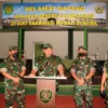 MENINJAU: Wakasad Letjen TNI Agus Subiyanto, saat meninjau pemberian vaksinasi Covid-19 terhadap siswa SD di RS Dustira Cimahi. PENDAM III SILIWANGI