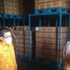 MENINJAU: TIM Satgas Pangan saat meninjau gudang produsen minyak goreng kemasan di Deli Serdang. JABAR EKSPRES
