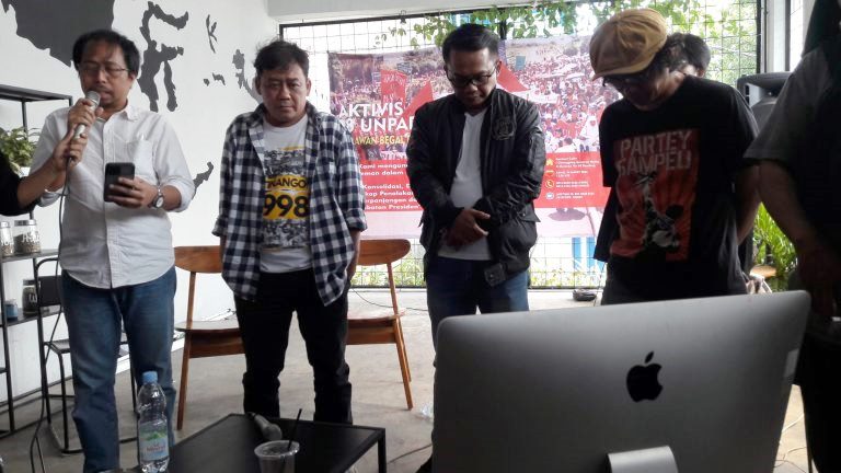TOLAK: Jaringan Aktivis 98 Universitas  Padjadjaran (Unpad) menolak wacana penundaan Pemilu 2024. Presiden Joko Widodo untuk bersikap tegas. JABAR EKSPRES