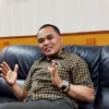 TERBUKA: Ketua DPD Golkar Kabupaten Bandung Sugianto mengatakan, partai Golkar terbuka untuk siapapun yang mau bergabung. JABAR EKSPRES