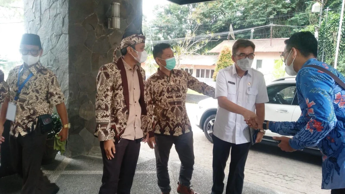 IST FORUM: Ketua Umum FKSS Jawa Barat Ade D Hendriana SH (kedua kiri) bersama Sekretaris Umum FKSS Jawa Barat, Suhaerudin SAg MAP (tengah).