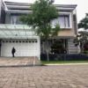 SEPI: Rumah Doni Salmanan yang berada di Jalan Raya Soreang-Banjaran Kabupaten Bandung, dari luar nampak sepi. Deretan mobil mewah yang biasa dipamerkan tidak nampak satupun terparkir.