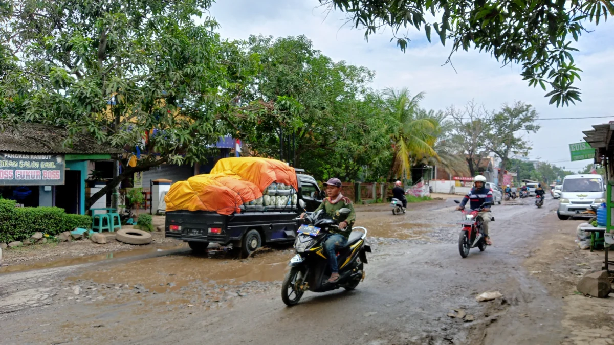 Rawan Kecelakaan, Jalan Provinsi di Subang Rusak Parah
