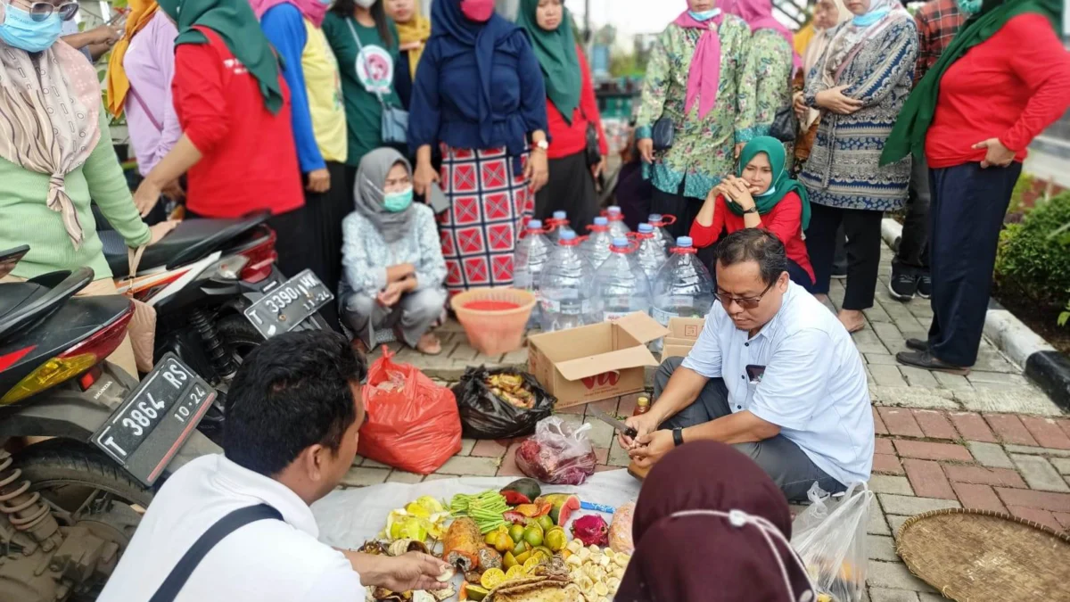 Relawan Eco Enzym Nusantara Sulap Sampah Organik Jadi Pupuk Alami Tanaman