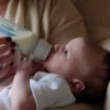 Waspada! Kenali Penyebab Bayi Rewel Sejak Konsumsi Susu Formula (ilustrasi bayi minum susu formula)