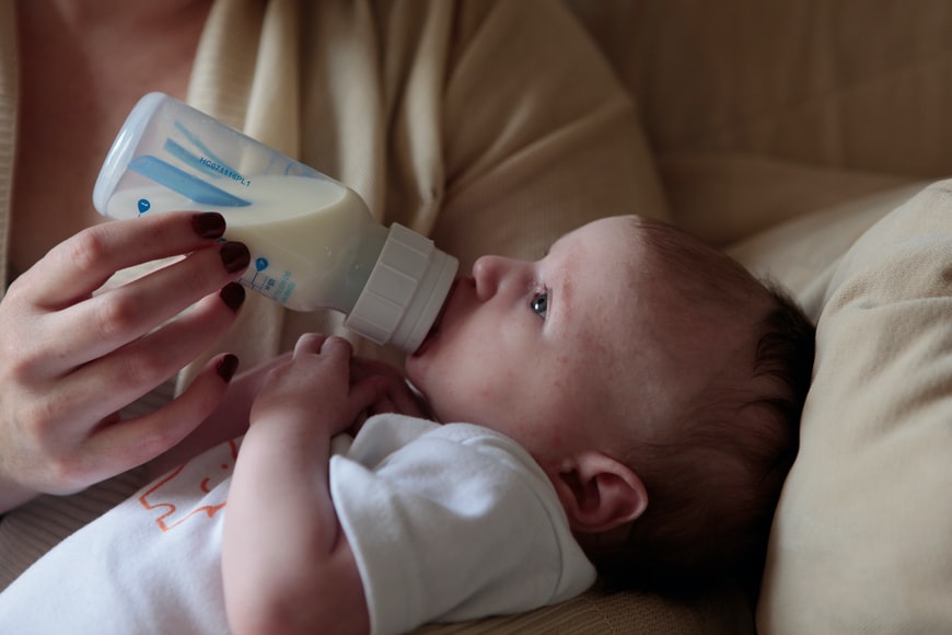 Waspada! Kenali Penyebab Bayi Rewel Sejak Konsumsi Susu Formula (ilustrasi bayi minum susu formula)