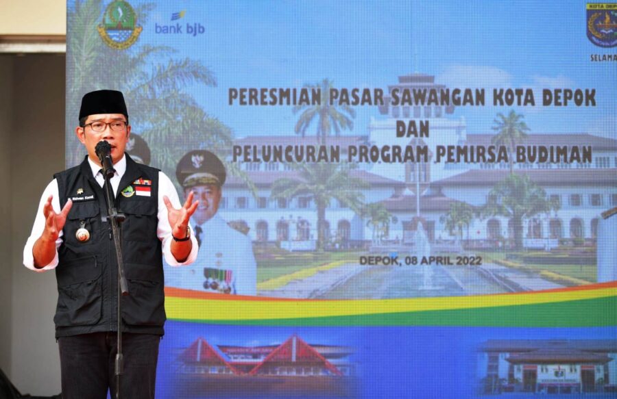 Gubernur Jawa Barat Ridwan Kamil saat meluncurkan program pemesanan minyak goreng bersubsidi melalui Aplikasi Sapawarga, di Kota Depok, Jumat 8 April 2022. (Foto: Biro Adpim Jabar)