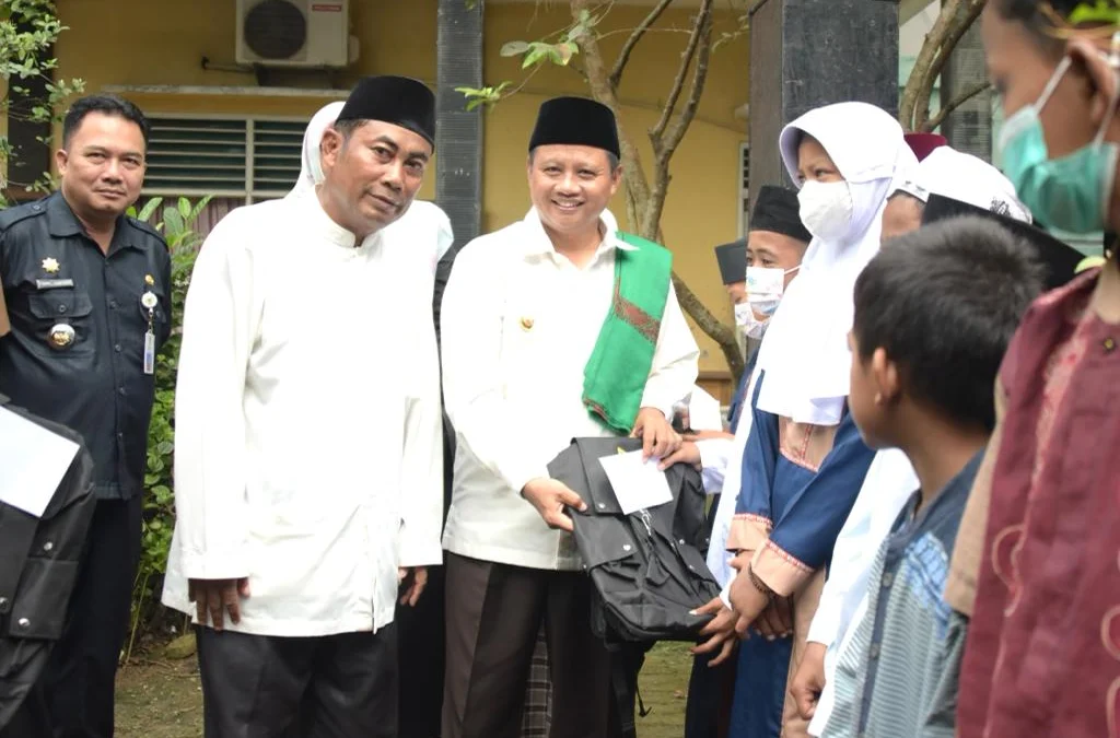 Wakil Gubernur Jawa Barat Uu Ruzhanul Ulum berdialog dengan warga di Pesantren Miftahul Huda Desa Sukarapih, Kecamatan Tambelang, Kabupaten Bekasi, Selasa (12/4/2022).
