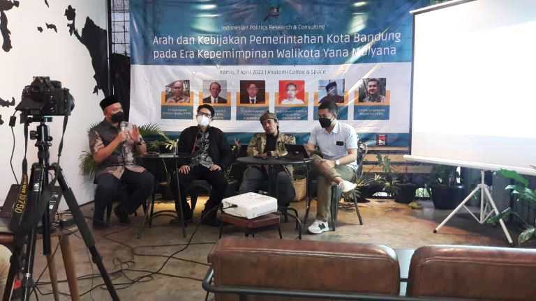 FORUM: Diskusi ‘Arah dan Kebijakan Pemerintah Kota Bandung pada Era Kepemimpinan Wali Kota Yana Mulyana’, di Kota Bandung, Kamis (7/4). JABAR EKSPRES