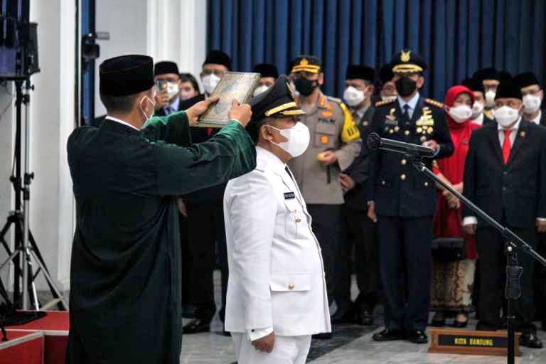 SAH DEFINITIF: Yana Mulyana saat dilantik menjadi Wali Kota Bandung secara definitif oleh Gubernur Jawa Barat, Ridwan Kamil. Senin (14/4). JABAR EKSPRES