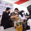 OPM: Kementerian BUMN, Bersama PTPN VIII dan Pemkab Bandung menggelar Operasi Pasar Murah minyak goreng "Nusakita" di Gedong Budaya Sabilulungan Soreang, Sabtu (23/4). JABAR EKSPRES