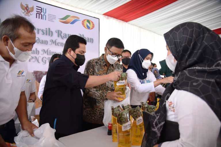 OPM: Kementerian BUMN, Bersama PTPN VIII dan Pemkab Bandung menggelar Operasi Pasar Murah minyak goreng "Nusakita" di Gedong Budaya Sabilulungan Soreang, Sabtu (23/4). JABAR EKSPRES