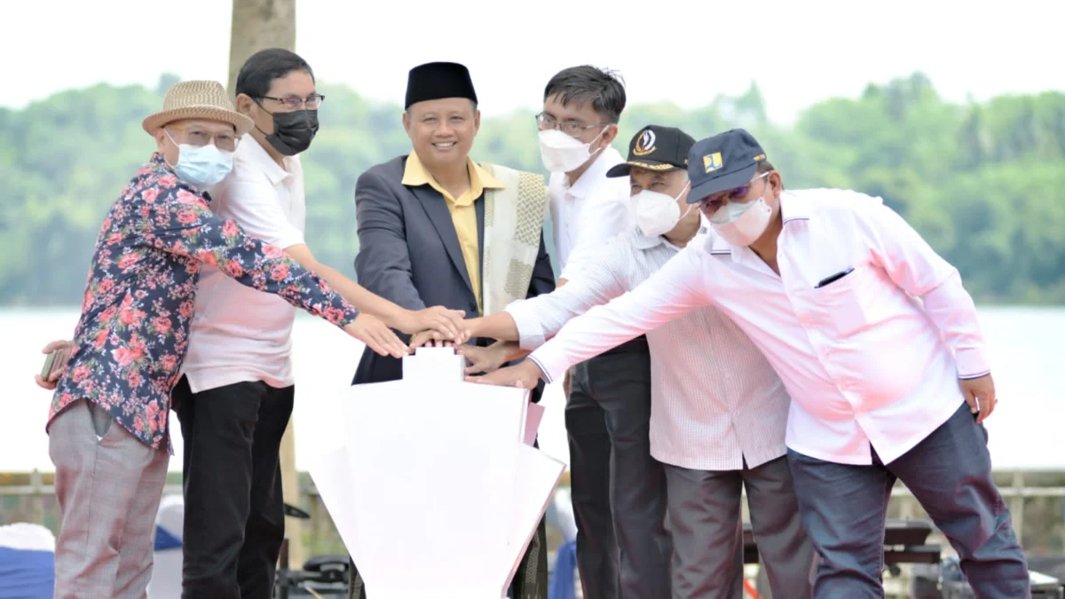Wakil Gubernur Jawa Barat Uu Ruzhanul Ulum saat memperingati puncak Hari Air Sedunia di Situ Gede Kecamatan Mangkubumi, Kota Tasikmalaya, Selasa (22/3/2022).