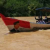 Ridwan Kamil Berikan Bantuan ‘Perahu Kemanusiaan’ untuk Antar Siswa Seberangi Sungai Berhabitat Buaya di Kabupaten Sukabumi