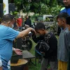 SANTUNAN: Pelaksanaan santunan kepada 100 anak yatim diserahkan secara simbolis oleh para donatur didampingi Ketua Pepeling Indonesia. IST