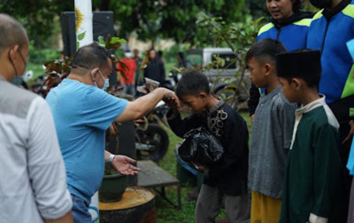 SANTUNAN: Pelaksanaan santunan kepada 100 anak yatim diserahkan secara simbolis oleh para donatur didampingi Ketua Pepeling Indonesia. IST