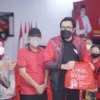 Jas Merah! Bang Ara Bagikan Paket Sembako, Disambut Gembira Kader PDIP di Subang