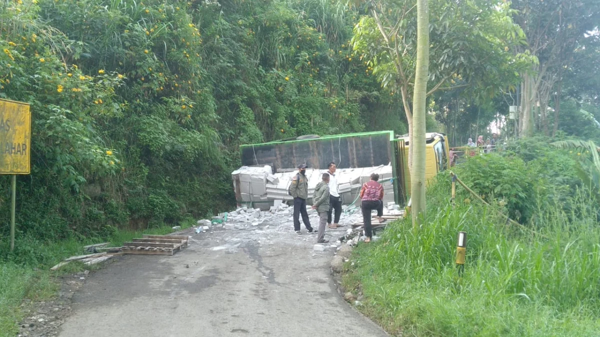 Tak Kuat Nanjang, Truk Pengangkut Bata Terguling di Lembang