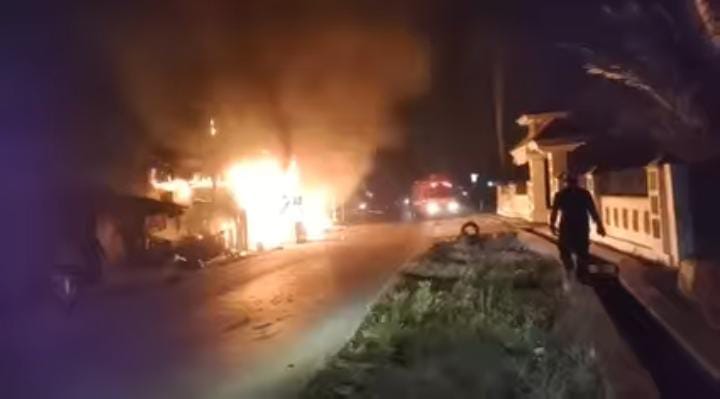 Diduga Akibat Arus Pendek, Lima Kios Semipermanen Hangus Terbakar di Pamanukan