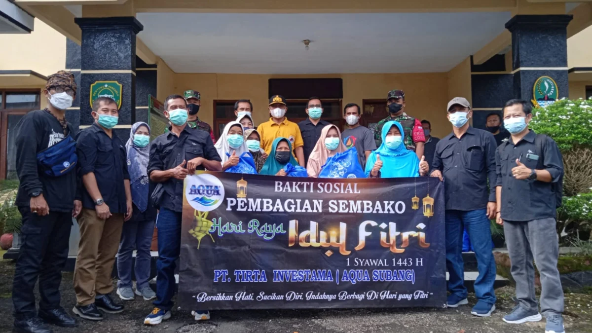 SIMBOLIS: Plant Manager PT Tirta Investama Pabrik Subang, Dwi Nofriyadi menyerahkan paket sembako secara simbolis kepada masyarakat Desa Darmaga.