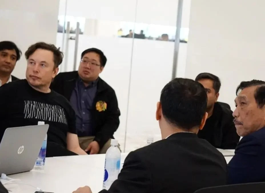 Pertemuan Elon Musk dan Luhut Pandjaitan, Netizen Salfok Sama Hal Ini!