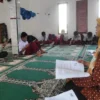 KBM: Siswa kelas 6 SDN 07 Rancaekek tengah melaksanakan KBM di Masjid Al Ma'un, Desa Rancaekek Kulon, Kecamatan Rancaekek, Kabupaten Bandung. JABAR EKSPRES