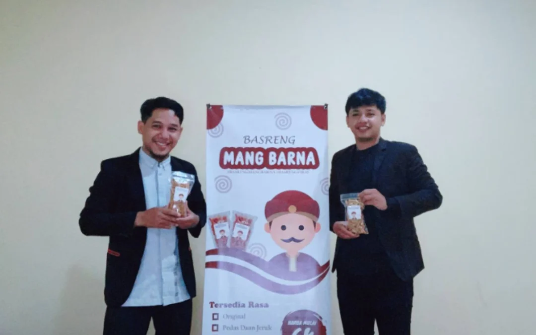 MANG BARNA: Ade Indra (kanan) dan Abdul Aziz saat menunjukkan produk Basreng Mang Barna. ADAM SUMARTO/PASUNDAN EKSPRES