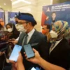 DIWAWANCARAI: Gubernur Jawa Barat, Ridwan Kamil data ditanya kepastian pelantikan Yana Mulyana sebagai Wali Kota Definitif. JABAR EKSPRES