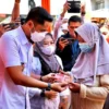 LAUNCHING: Plt Bupati Bandung Barat melaunching perdana Bantuan Program Sembako Tahun 2022 di Kantor Pos Cabang Pembantu Padalarang, Rabu (13/4). DOK BAG PROKOMPIM SETDA KBB