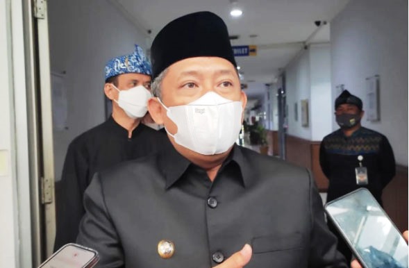 BERI KETERANGAN: Plt Wali Kota Bandung, Yana Mulyana saat memberikan keternagan kepada awak media terkait jabatannya yang hingga saat ini masih belum definitif. JABAR EKSPRES