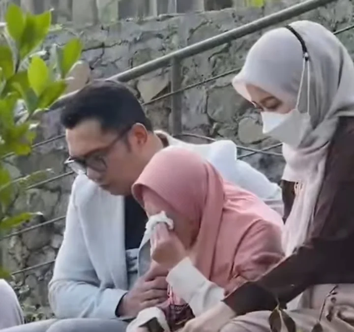 Ridwan Kamil dan Keluarga Ziarah Kubur di Tanjungsiang Subang, Ingatkan Muliakan Orang Tua