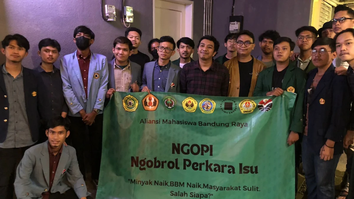 DISKUSI: Aliansi Mahasiswa SE Bandung Raya usai menggelar Diskusi Ngopi mengkritisi kenaikan harga minyak goreng dan bahan bakar minyak. ISTIMEWA